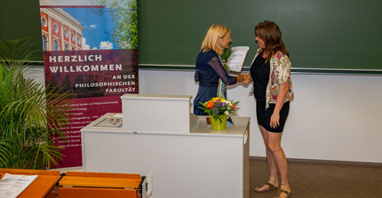 Dr. Manuela Franke (Didaktik der romanischen Sprachen, Literaturen und Kulturen) bekommt den Lehrpreis für hervorragende Lehre der Philosophischen Fakultät im Jahr 2025