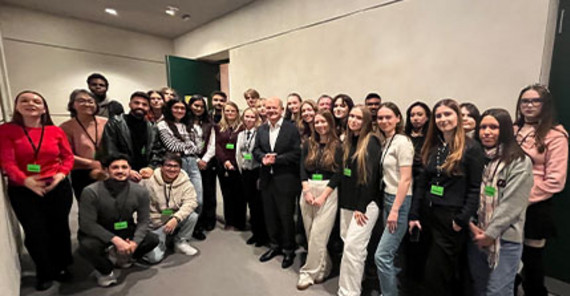 Studierende der UP besuchten den Deutschen Bundestag in Berlin und trafen auch den früheren Kanzler Olaf Scholz