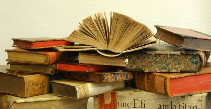 Ein Stapel Bücher als Symbol für die Materialien