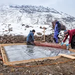 Aufbau eines Schneekissens zur Erfassung des Wasseräquivalents der aufliegenden Schneedecke in den österreichischen Alpen. Kaunertal, Tirol im Oktober.