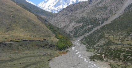 Ein Fluss im Hohen Himalaya.