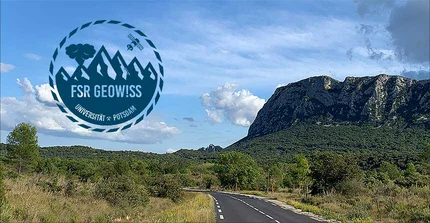 Landschaft mit Gebirge und Straße - sowie LOGO