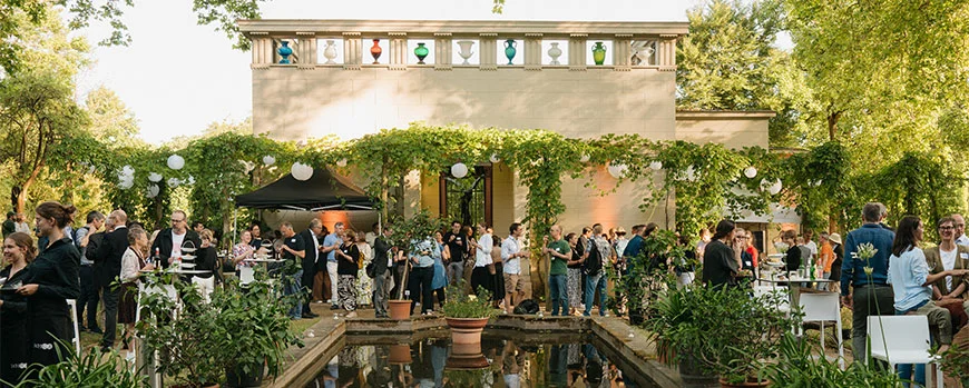 Blick auf den Paradiesgarten mit vielen Menschen