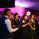 Mehrere Personen auf einer Bühne