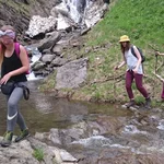 Überquerung der Gebirgsbäche.
