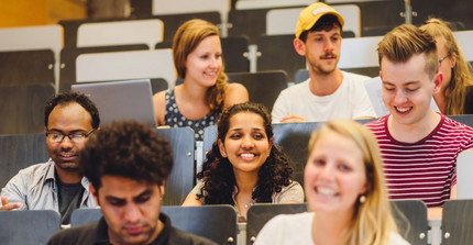 Eine Gruppe von Studierenden sitzt in einem Hörsaal.