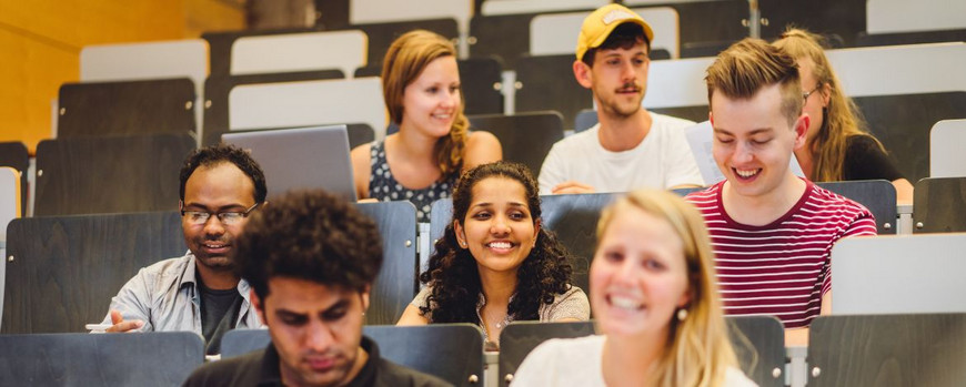 Eine Gruppe von Studierenden sitzt in einem Hörsaal.