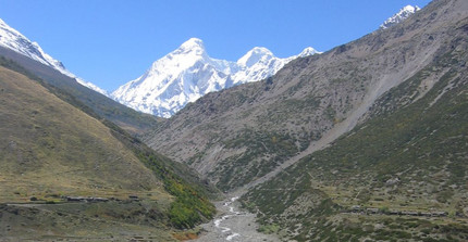 Fluss im westlichen Himalaya im indischen Bundestaat Uttarakhand