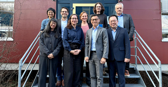 Prof. Dr. Chow Jia Yi, Dean Teacher Education & Undergraduate Programmes am National Institute of Education Singapur, und Prof. Dr. Nadine Spörer, Dekanin der Humanwissenschaftlichen Fakultät der Universität Potsdam (vorn Mitte), unterzeichneten den Kooperationsvertrag.