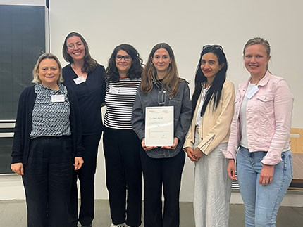 Gruppenfoto mit Dr. Tuğçe Aral in der Mitte