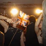 Frau mit britischem Fähnchen