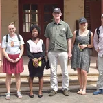 Auf dem Foto sind die Potsdamer Studierenden und Prof. Hans-Georg Wolf vor dem Ashanti-Palast zu sehen. Das Foto ist von Frithjoff Sonntag.