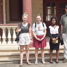 Auf dem Foto sind die Potsdamer Studierenden und Prof. Hans-Georg Wolf vor dem Ashanti-Palast zu sehen. Das Foto ist von Frithjoff Sonntag.