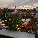 Marktstände zwischen rötlichen Klinkerbauten