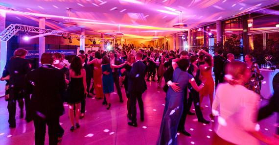 Blick auf tanzende Paare beim Uniball.