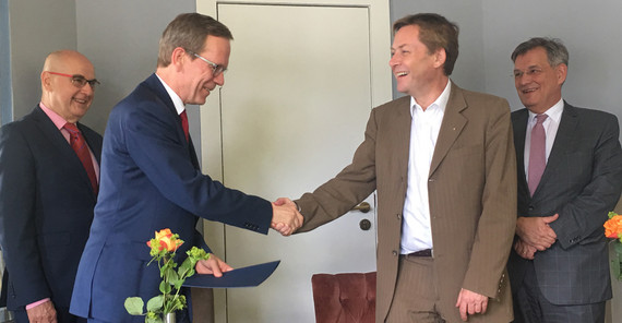 Der Präsident der Universität Potsdam, Prof. Oliver Günther, Ph.D. (2.v.r.), und der Vizepräsident für Internationales, Alumni und Fundraising, Prof. Dr. Florian Schweigert (r.), mit den polnischen Gästen der Poznan University of Economics and Business (PUEB). Foto: Marita Böhning.