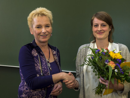 Dr. Judith Klinger mit der Preisträgerin Josefine Schummeck (Foto: Thomas Roese)
