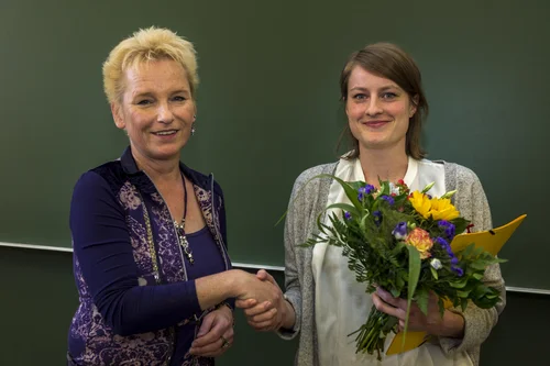 Dr. Judith Klinger mit der Preisträgerin Josefine Schummeck (Foto: Thomas Roese)