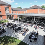 Treff- und Mittelpunkt: die Mensa in Griebnitzsee zwischen Alt- und Neubau