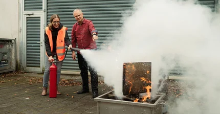 Ulf Lepszy überwacht eine Feuerlöschübung bei der viel Qualm und Löschgase entstehen.