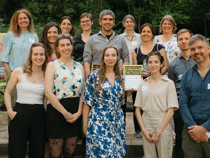 Gruppenbild der Preisträger*innen und Nominierenden des SUPERvisor Awards 2025 sowie Vertreter*innen der Potsdam Graduate School bei der Preisverleihung im Großen Professorium.