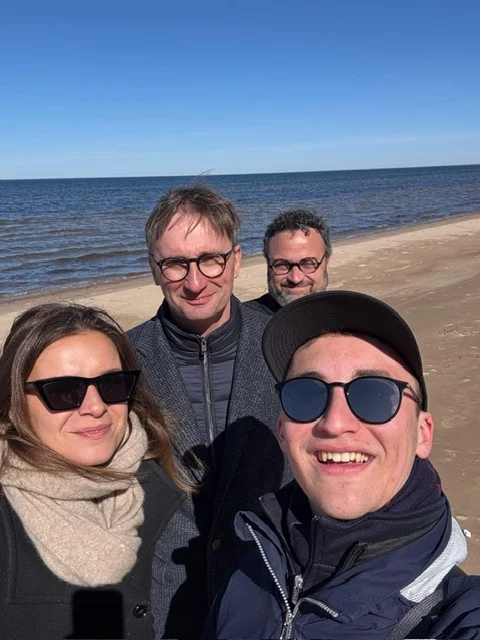 Sönke Neitzel und Mitglieder der Reisegruppe.