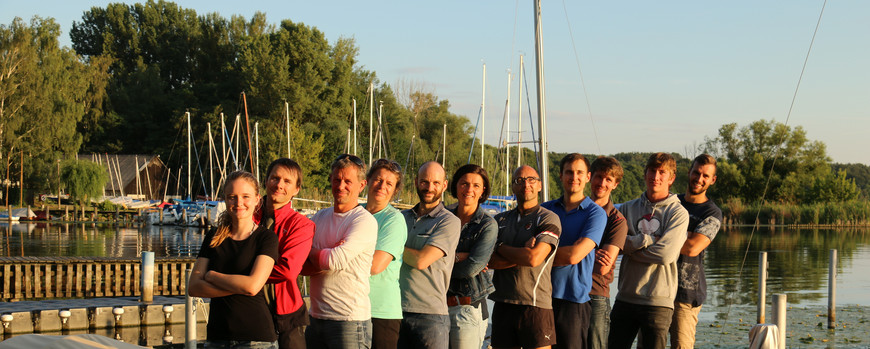 Das Team der Sportdidaktik auf einem Bootssteg.