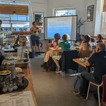 Zuhörer*innen im Café Kellermann