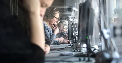 Studierende in Übersetzerkabine
