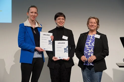 Reena Poeschel, Claudia Mattes und Angelika Wöllstein bei der Preisverleihung am 12. März 2025 im Rahmen der IDS-Jahrestagung.