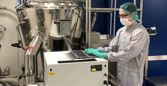 Justin König beim Arbeiten mit einem PDW-Spektrometer