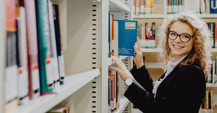 Studentin am Bücherregal