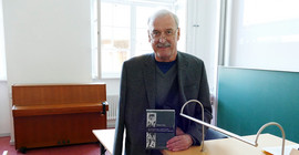 Prof. Norbert P. Franz mit seinem Buch „‚So, Sie meinen also, es gibt ihn nicht?‘ -Der Teufel in der russischen Literatur“. | Foto: Juliane Voigt