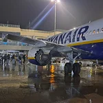 Flugzeug steht an einem Flughafen
