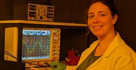 Dr. Jarla Thiesbrummel führt Messungen im Perowskit-Labor durch.