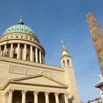 Die Nikolai-Kirche neben dem neu erbauten Stadtschloss.