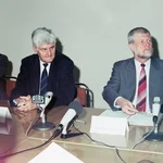 Pressekonferenz: Brandenburgs Wissenschaftsminister Dr. Hinrich Enderlein und Rektor Prof. Dr. Rolf Mitzner verkünden die Gründung der Universität Potsdam 
