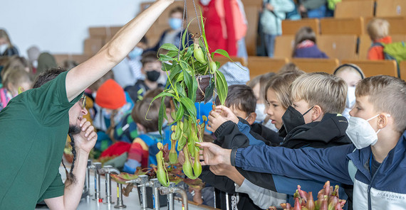 Steffen Ramm vom Botanischen Garten führt durch die Welt der fleischfressenden Pflanzen.