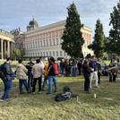 Studierende des Buddyprogramms vor dem Neuen Palais