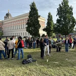 Studierende des Buddyprogramms vor dem Neuen Palais
