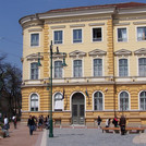 Frontale Gebäudeansicht der Juristischen Fakultät der Universität Szeged.