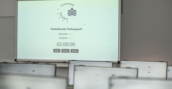 Die Computer eines Computerpools des Campus Griebnitzsee wurden für die digitale Klausur eigens konfiguriert.