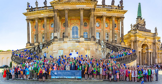 Gruppenfoto der Absolventen 2018/2019 vor dem Haus 9 am Campus Neues Palais. Das Foto ist von Karla Fritze.