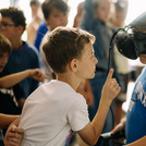 Ein Kind hat eine VR-Brille auf dem Kopf.