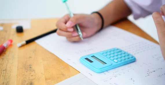 Die Sprache der Mathematik ist international | Foto: AdobeStock/smolaw11