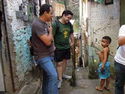 Touristen fotografieren in einem Slum