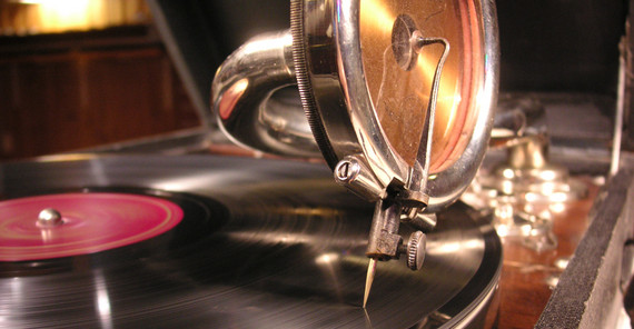 Historisch: Schon früh ermöglichten Grammophone das Schlagerhören auch zu Hause. Foto: Holger Ellgard/wikimedia.org.