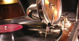 Historisch: Schon früh ermöglichten Grammophone das Schlagerhören auch zu Hause. Foto: Holger Ellgard/wikimedia.org.