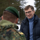 Prof. Neitzel im Gespräch mit einem Soldaten