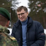 Prof. Neitzel im Gespräch mit einem Soldaten